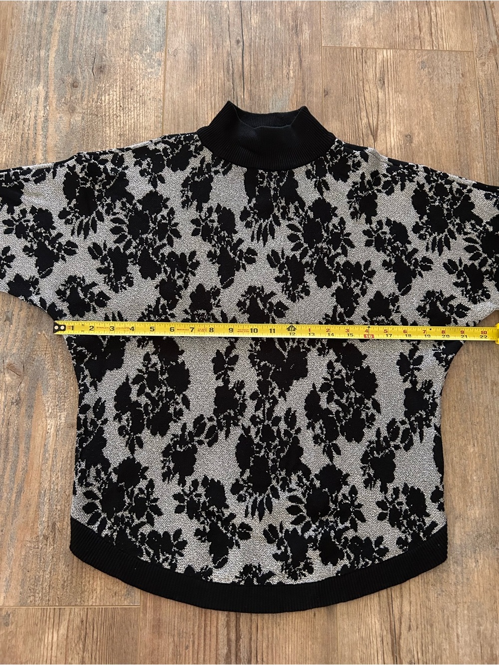 ADRIENNE VITTADINI Black
Silver Floral Metallic Knit
Dolman Sweater S | Glam - Picture 10 of 13